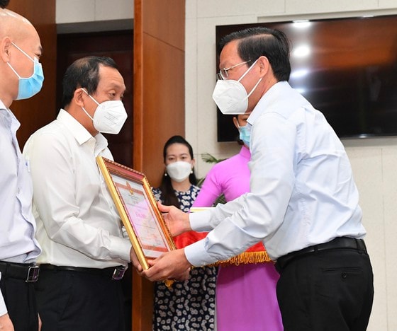Chủ tịch UBND TPHCM Phan Văn Mãi tặng bằng khen cho các tập thể làm công tác chăm lo Tết Nguyên đán Nhâm Dần 2022, sáng 11-2-2022. Ảnh: VIỆT DŨNG