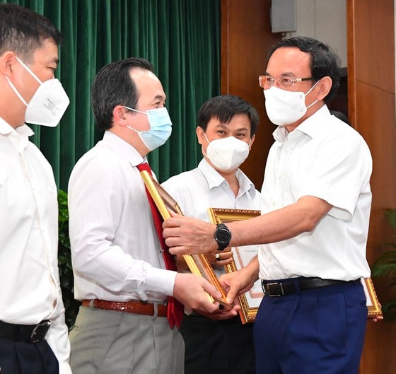 Bí thư Thành ủy TPHCM Nguyễn Văn Nên tặng bằng khen cho các tập thể làm công tác chăm lo Tết Nguyên đán Nhâm Dần 2022, sáng 11-2-2022. Ảnh: VIỆT DŨNG