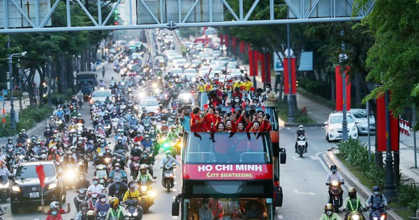 Các cô gái Vàng TPHCM trở về trong vòng tay yêu thương của người hâm mộ