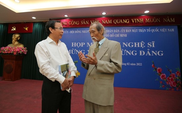 Bí thư Thành ủy TPHCM Nguyễn Văn Nên thăm hỏi, trò chuyện cùng nghệ sĩ tại buổi họp mặt, sáng 12-2-2022. Ảnh: DŨNG PHƯƠNG