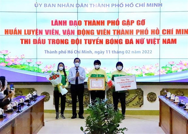 Trao Bằng khen cùng tiền thưởng của Ủy ban Nhân dân Thành phố Hồ Chí Minh cho tập thể câu lạc bộ bóng đá nữ thành phố. (Ảnh: Hồng Giang/TTXVN)