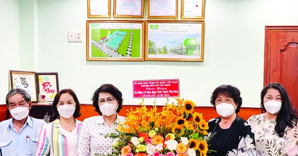 Lãnh đạo MTTQ TPHCM thăm thầy thuốc, cá nhân tiêu biểu