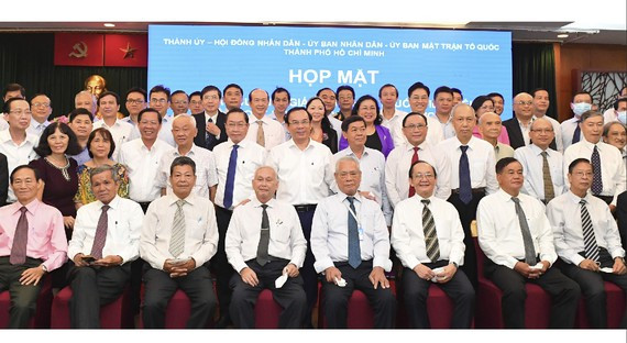 Lãnh đạo TPHCM chụp ảnh lưu niệm cùng các giáo sư, phó giáo sư, thầy thuốc tiêu biểu. Ảnh: VIỆT DŨNG