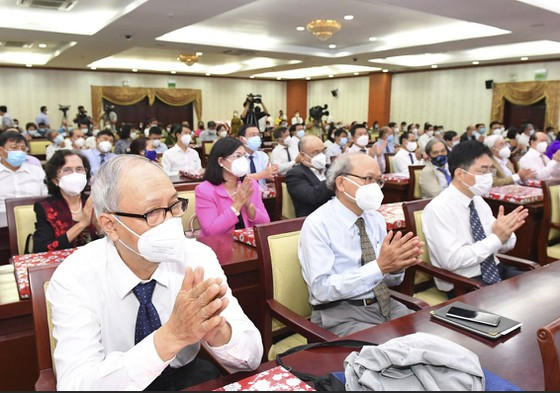 Họp mặt các giáo sư, phó giáo sư, thầy thuốc tiêu biểu trong hoạt động đào tạo nguồn nhân lực y tế cho TPHCM. Ảnh: VIỆT DŨNG