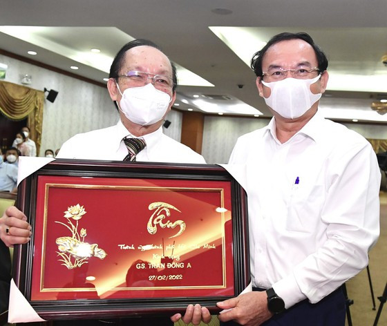 Bí thư Thành ủy TPHCM Nguyễn Văn Nên tặng quà GS Trần Đông A. Ảnh: VIỆT DŨNG
