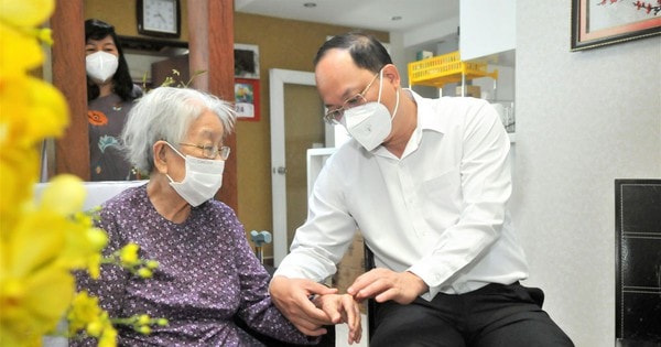 Phó Bí thư Thành ủy TPHCM Nguyễn Hồ Hải thăm thầy thuốc tiêu biểu