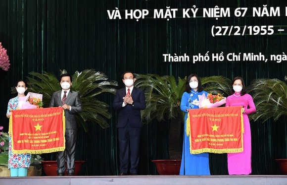 Bí thư Thành ủy TPHCM Nguyễn Văn Nên tặng Cờ thi đua của Chính phủ cho các tập thể tại buổi lễ, ngày 26-2-2022. Ảnh: VIỆT DŨNG