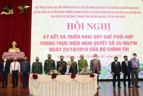 Đồng chí Phan Nguyễn Như Khuê, Ủy viên Ban Thường vụ Thành ủy, Trưởng Ban Tuyên giáo Thành ủy TPHCM ký kết quy chế phối hợp