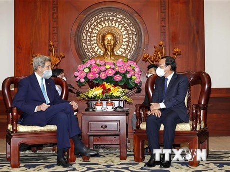 Bí thư Thành ủy Thành phố Hồ Chí Minh Nguyễn Văn Nên tiếp ông John Kerry, Đặc phái viên của Tổng thống Hoa Kỳ về Biến đổi khí hậu. (Ảnh: Thanh Vũ/TTXVN)