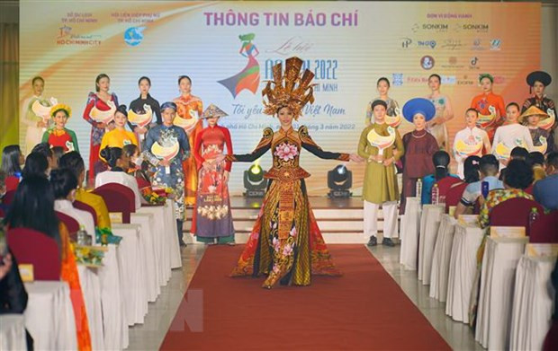 Một số bộ sưu tập áo dài được trình diễn tại buổi công bố. (Ảnh: Mỹ Phương/TTXVN)