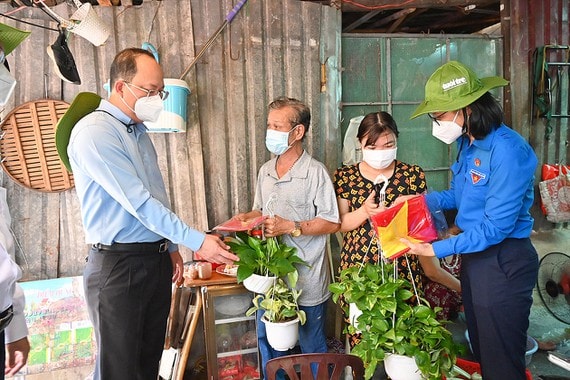 Các bạn đoàn viên, thanh niên tặng cờ Tổ quốc, cây xanh đến người dân