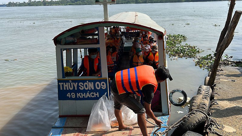 Sở GTVT yêu cầu các đơn vị vận tải hành khách đường thủy phải luôn nhắc nhở hành khách mặc áo phao khi di chuyển. Ảnh: ĐT