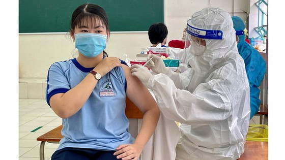 Học sinh Trường THPT Lương Thế Vinh (quận 1) tham gia tiêm vaccine Covid-19 trong đợt tiêm đầu tháng 10-2021