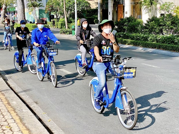 Các đoàn viên, thanh niên tình nguyện tham gia hoạt động đạp xe vì môi trường tại chương trình. (Ảnh: Hồng Giang/TTXVN)
