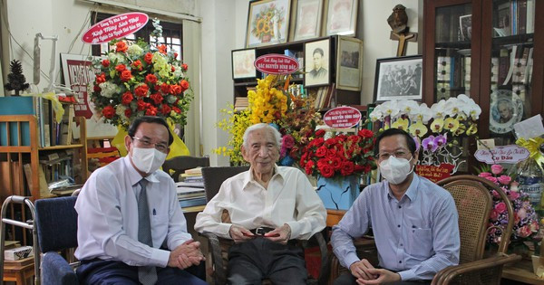 Lãnh đạo TPHCM thăm nhà nghiên cứu Nguyễn Đình Đầu