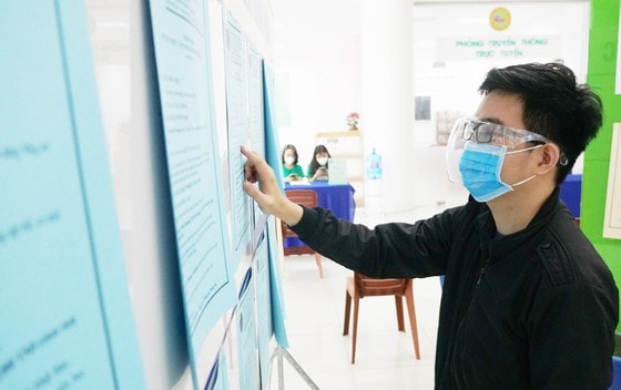 Anh Duy đang xem thông tin của nhà tuyển dụng