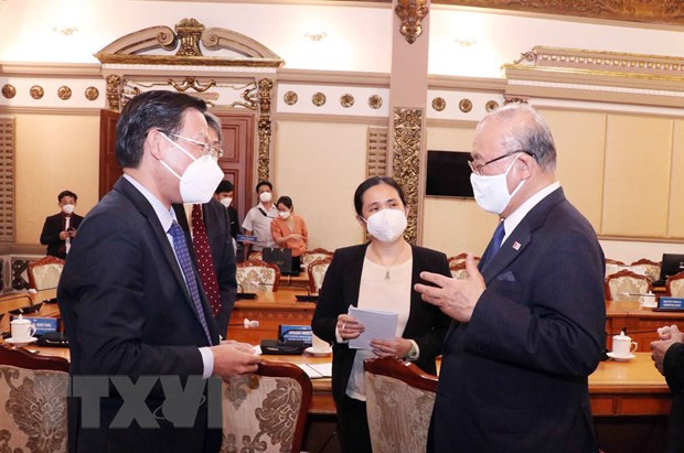 Chủ tịch Ủy ban Nhân dân Thành phố Hồ Chí Minh Phan Văn Mãi (trái) trao đổi với ông Tsutomo Takebe, Cố vấn đặc biệt Liên minh Nghị sỹ hữu nghị Nhật Bản-Việt Nam. (Ảnh: Xuân Khu/TTXVN)