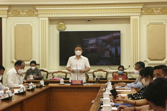 Phó Chủ tịch UBND TPHCM Dương Anh Đức phát biểu chỉ đạo tại buổi giao ban. Ảnh: MẠNH HÒA