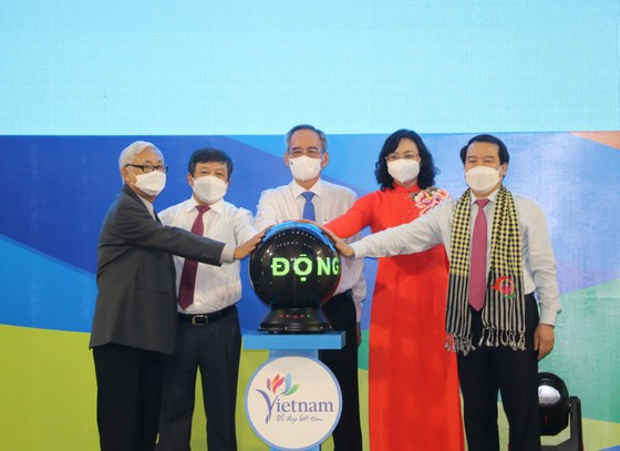 Lãnh đạo Bộ VH-TT-DL, TPHCM và ĐBSCL thực hiện nghi thức phát động “Mở cửa lại du lịch trong điều kiện bình thường mới”