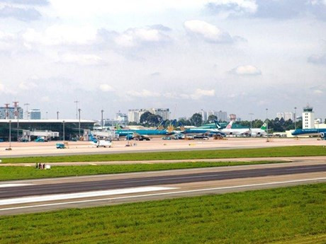 Đóng một đường băng Tân Sơn Nhất, hành khách cần theo dõi lịch bay