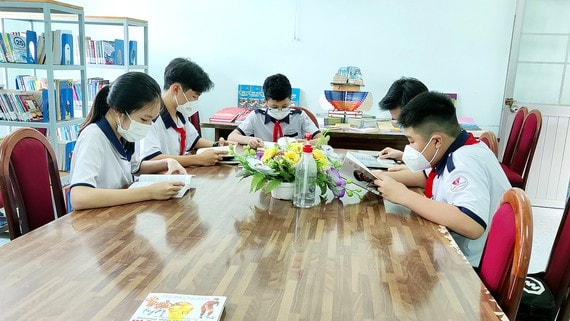 Học sinh đọc sách tại thư viện