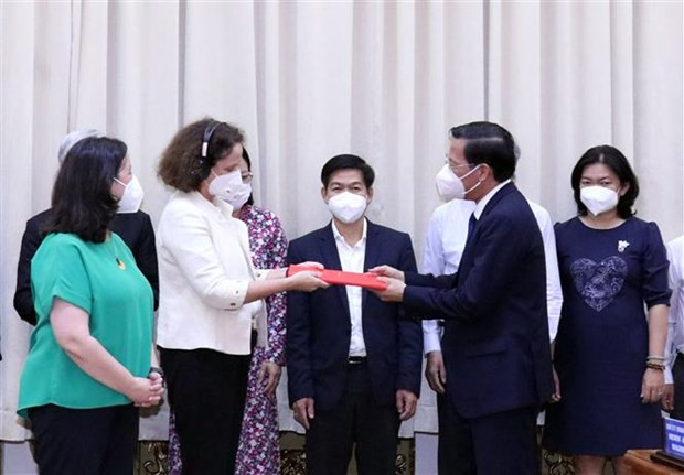 Ông Phan Văn Mãi, Chủ tịch Ủy ban Nhân dân Thành phố Hồ Chí Minh trao văn kiện thành lập nhóm công tác chung của Thành phố và World Bank cho bà Carolyn Turk, Giám đốc World Bank tại Việt Nam. (Ảnh: Xuân Khu/TTXVN)