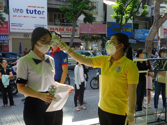  Dù nới rộng các quy định về cách ly y tế đối với F1 nhưng trường học cần đảm bảo thực hiện nghiêm các quy định về khoảng cách, khử khuẩn và đeo khẩu trang đối với toàn bộ cán bộ, giáo viên, nhân viên và học sinh