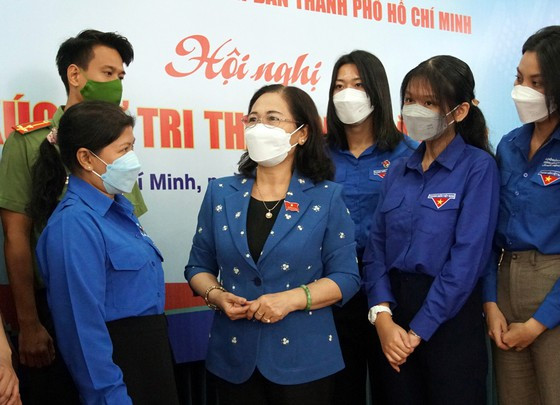 Chủ tịch HĐND TPHCM Nguyễn Thị Lệ trao đổi với cử tri thanh niên tại hội nghị. Ảnh: HOÀNG HÙNG