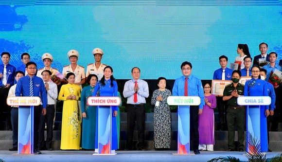 Phó Bí thư Thành ủy TPHCM Nguyễn Hồ Hải cùng các đồng chí lãnh đạo TP, các đại biểu thực hiện nghi thức khai mạc Lễ hội Thanh niên lần 2 năm 2022. Ảnh: VIỆT DŨNG