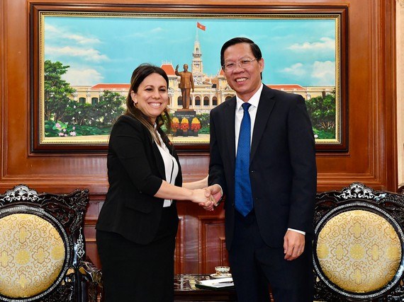 Chủ tịch UBND TPHCM Phan Văn Mãi tiếp Tổng lãnh sự Cuba Ariadne Feo Labrada. Ảnh: VIỆT DŨNG