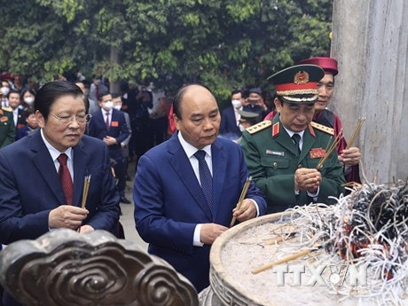 Chủ tịch nước Nguyễn Xuân Phúc dâng hương tưởng niệm các Vua Hùng