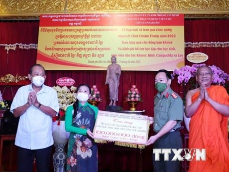 TPHCM: Tặng quà đồng bào Khmer dịp Tết cổ truyền Chôl Chnăm Thmây