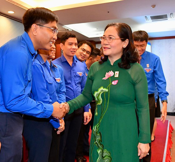 Chủ tịch HĐND TPHCM Nguyễn Thị Lệ chúc mừng đoàn viên thanh niên của khối. Ảnh: VIỆT DŨNG