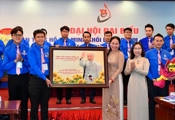 Đảng uỷ Khối Dân - Chính - Đảng tặng bức tranh Chủ tịch Hồ Chí Minh cho Đại hội Đoàn khối. Ảnh:VIỆT DŨNG