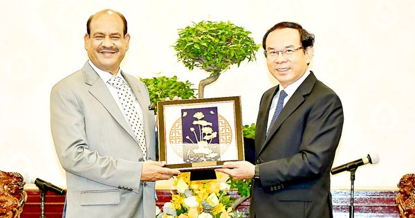 Bí thư Thành ủy TPHCM Nguyễn Văn Nên tặng quà lưu niệm Chủ tịch Hạ viện Ấn Độ Om Birla. Ảnh: VIỆT DŨNG