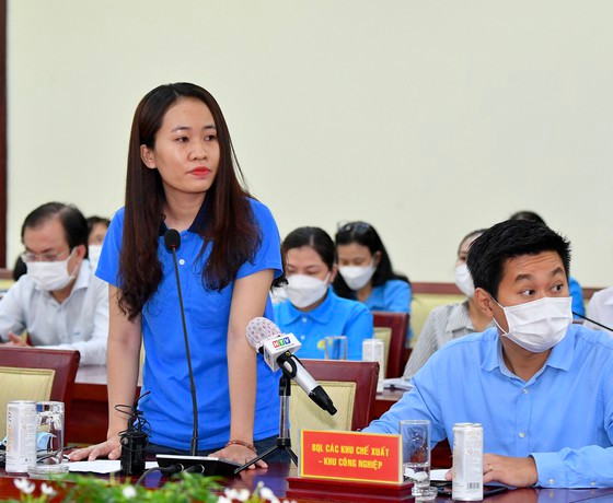 Cử tri Hà Thị Trang phát biểu tại buổi tiếp xúc. Ảnh: VIỆT DŨNG