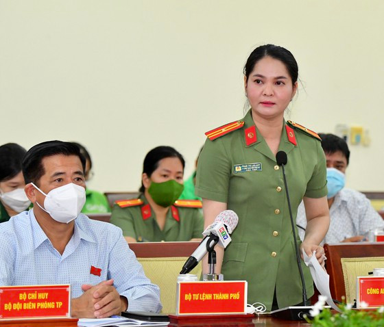 Cử tri Phạm Thị Lan Anh phát biểu tại buổi tiếp xúc. Ảnh: VIỆT DŨNG