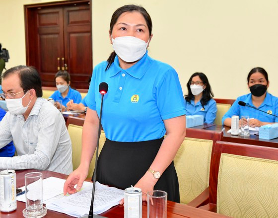Cử tri Đoàn Huỳnh Anh Vũ phát biểu tại buổi tiếp xúc. Ảnh: VIỆT DŨNG