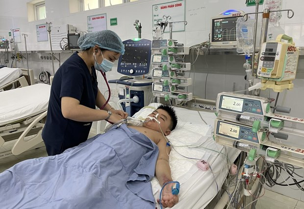 Một bệnh nhi bị sốt xuất huyết. (Nguồn: TTXVN)
