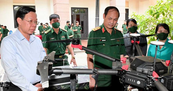 Chủ tịch UBND TPHCM Phan Văn Mãi: Quan tâm đào tạo, bồi dưỡng nhân lực làm công tác kỹ thuật trong quân đội