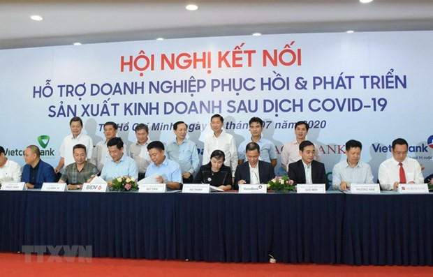 Đại diện các ngân hàng tham gia ký kết hỗ trợ cho các doanh nghiệp phục hồi sản xuất sau dịch COVID-19. (Ảnh: Hứa Chung/TTXVN)