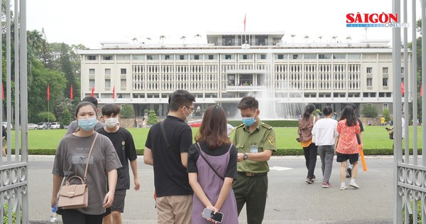 Dòng người tấp nập tham quan Hội trường Thống Nhất, Thảo Cầm Viên, Đầm Sen