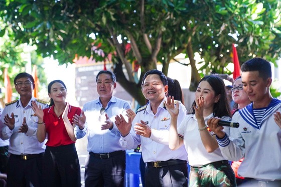 Trung tướng Nguyễn Văn Bổng (giữa), Chính ủy Quân chủng Hải quân vui văn nghệ cùng chiến sĩ trên đảo An Bang. Ảnh: ĐỖ TRUNG