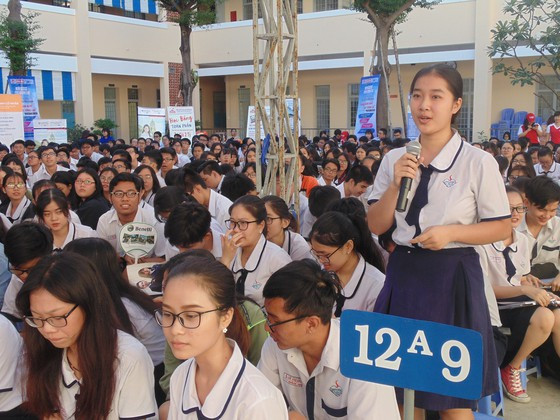 Học sinh lớp 12 Trường THPT Võ Thị Sáu tham gia một hoạt động tại sân trường