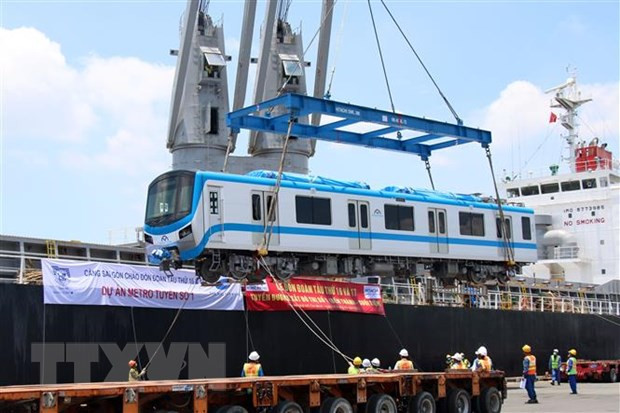 Toa xe đầu tiên của đoàn tàu số 16 được đưa xuống xe vận chuyển. (Ảnh: Tiến Lực TTXVN)