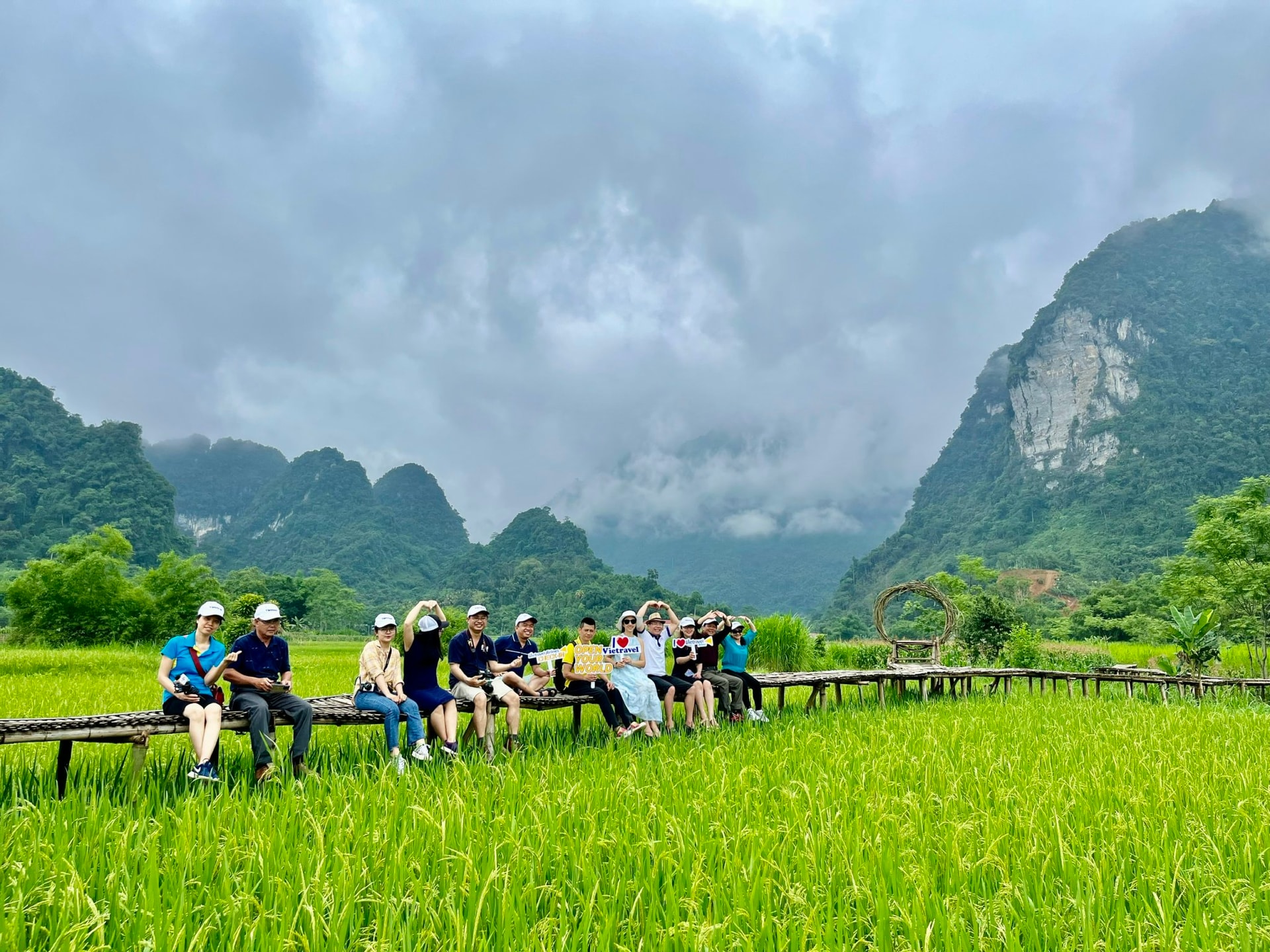 Khách nhộn nhịp mua tour tại Ngày hội Du lịch TPHCM