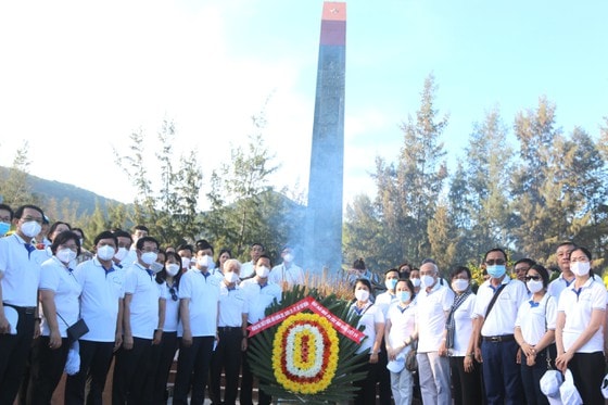 Chủ tịch UBND TPHCM Phan Văn Mãi cùng đoàn ĐBQH TPHCM khóa XIV, khóa XV tri ân các anh hùng liệt sĩ và đồng bào yêu nước yên nghỉ tại Côn Đảo