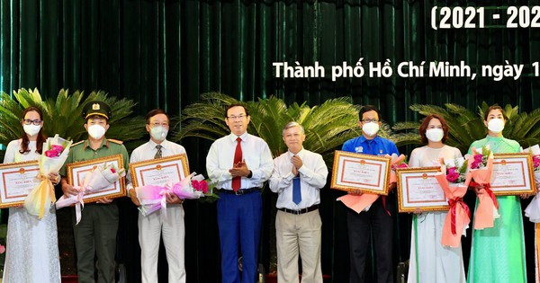 Tuyên dương các tập thể, cá nhân có thành tích xuất sắc trong học tập và làm theo Bác Hồ