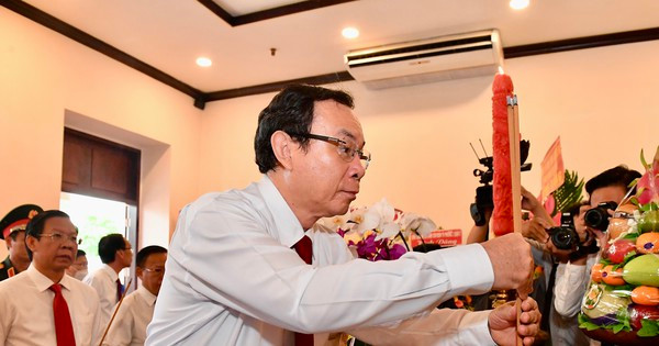 Lãnh đạo TPHCM dâng hoa, dâng hương Chủ tịch Hồ Chí Minh