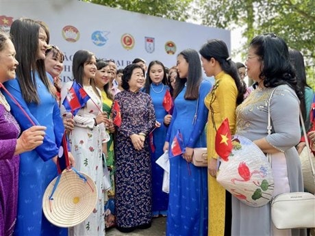 Trao tặng áo dài cho sinh viên Lào, Campuchia đang học tập tại TP.HCM